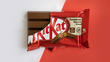 3 Mayıs 2022 Ukrayna şehri renkli arka planda Kyiv çikolata Kit Kat