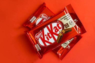 3 Mayıs 2022 Ukrayna şehri renkli arka planda Kyiv çikolata Kit Kat