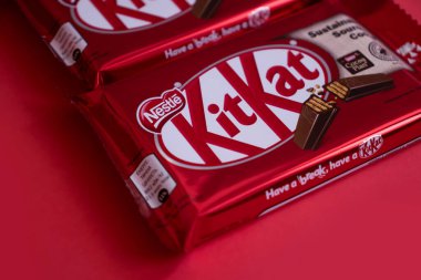 3 Mayıs 2022 Ukrayna şehri renkli arka planda Kyiv çikolata Kit Kat