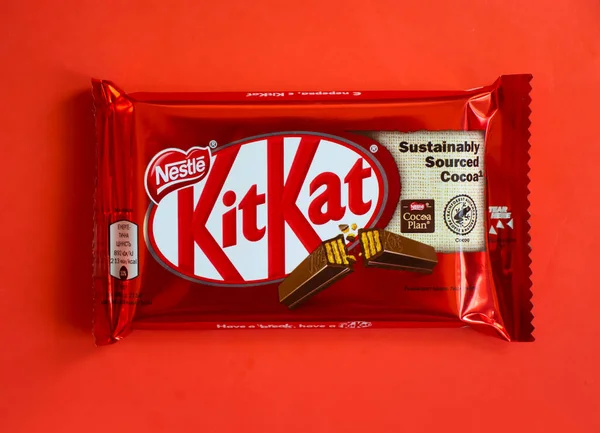 Maio 2022 Ucrânia Cidade Kyiv Chocolate Kit Kat Fundo Colorido — Fotografia de Stock