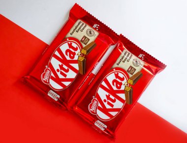 3 Mayıs 2022 Ukrayna şehri renkli arka planda Kyiv çikolata Kit Kat