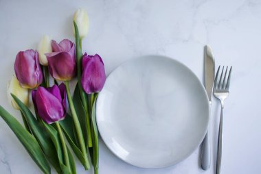 Açık arkaplanda boş tabak çiçek lalesi