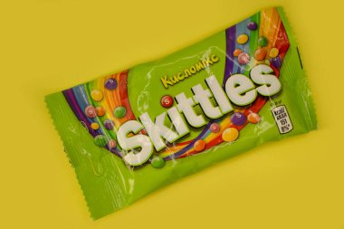 30 Nisan 2022 Ukrayna şehri Kyiv renkli bir arka planda şekerlemeler