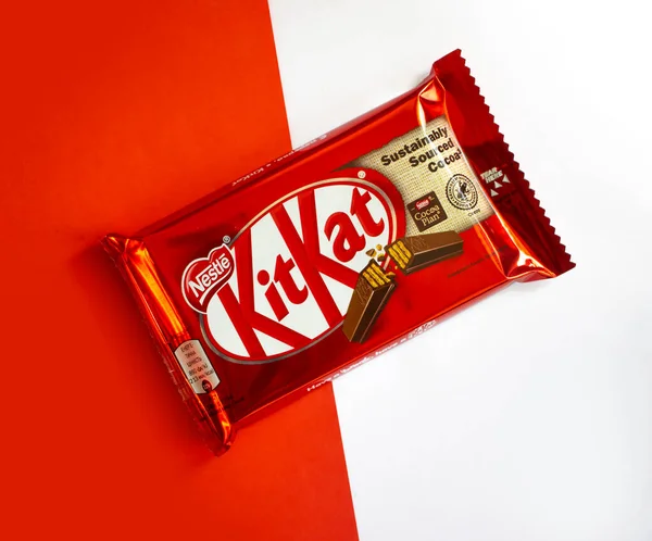 3 Mayıs 2022 Ukrayna şehri renkli arka planda Kyiv çikolata Kit Kat