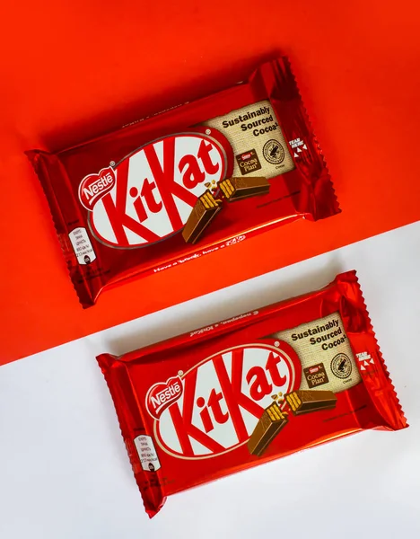 3 Mayıs 2022 Ukrayna şehri renkli arka planda Kyiv çikolata Kit Kat