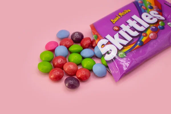 Dubna 2022 Ukrajina Město Kyjev Cukroví Skittles Barevném Pozadí — Stock fotografie