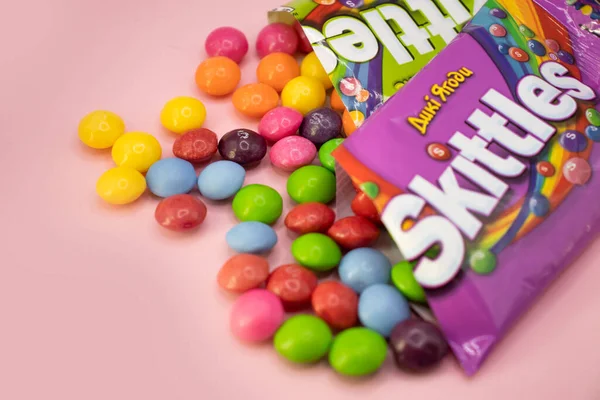 30 Nisan 2022 Ukrayna şehri Kyiv renkli bir arka planda şekerlemeler