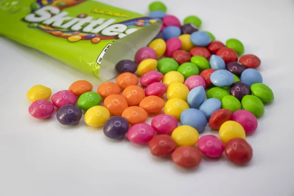 Április 2022 Ukrajna Város Kijev Candy Skittles Egy Színes Háttér — Stock Fotó