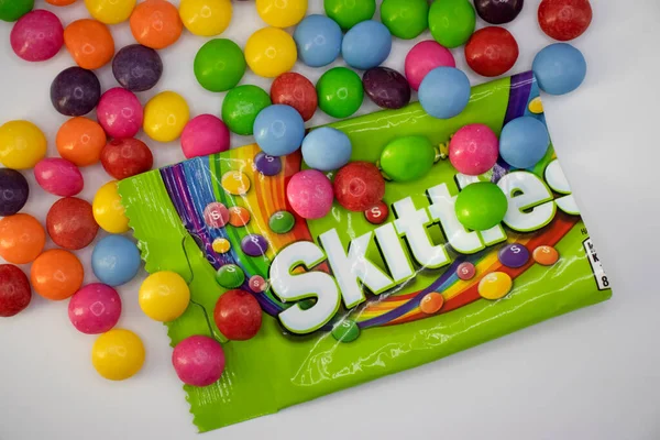 30 Nisan 2022 Ukrayna şehri Kyiv renkli bir arka planda şekerlemeler