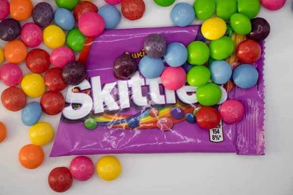 30 Nisan 2022 Ukrayna şehri Kyiv renkli bir arka planda şekerlemeler