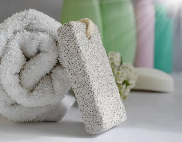 Puimsteen Voor Voeten Handdoek Bloem Zeep Een Lichte Achtergrond — Stockfoto