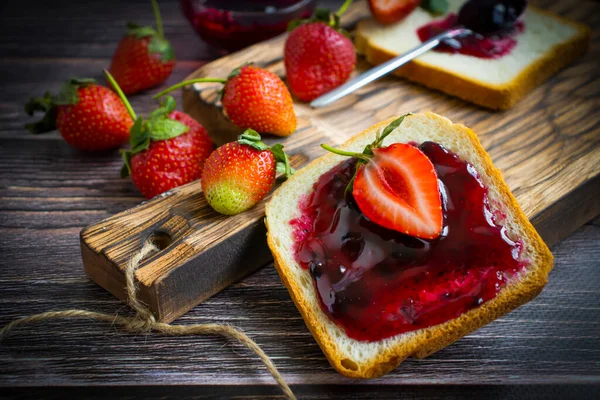 Confiture Fraises Dans Verre Pain Sur Vieux Fond — Photo