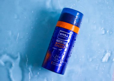 22 Mayıs 2022 Ukrayna şehri Kyiv deodorantı Nivealı erkekler için mavi arka planda ıslak