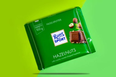 22 Mayıs 2022 Ukrayna şehri Kyiv çikolatası renkli bir arka planda Ritter Spor