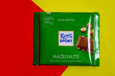 22 Mayıs 2022 Ukrayna şehri Kyiv çikolatası renkli bir arka planda Ritter Spor