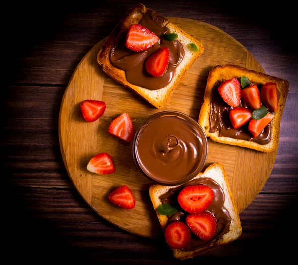 Pão Torrado Com Chocolate Espalhado Morangos Fundo Madeira — Fotografia de Stock