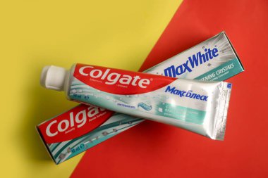 22 Mayıs 2022 Ukrayna şehri renkli arka planda Kyiv Colgate diş macunu