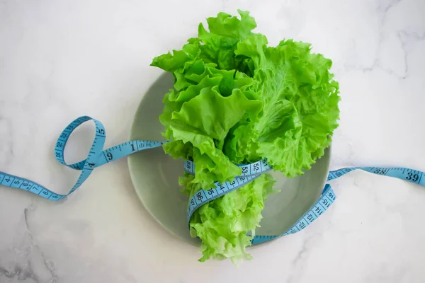 Lettuce Leaf Measuring Tape Plate — Stock Photo, Image