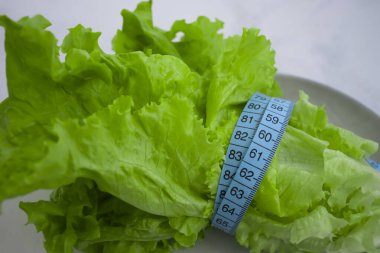 Marul yaprağı bir tabakta şerit ölçer