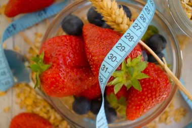 yulaf ezmesi, çilek, yabanmersini ölçüm bandı.