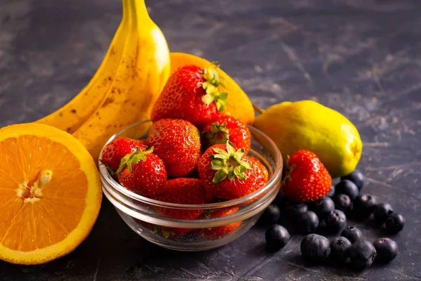 Erdbeere Banane Birne Orange Blaubeere Auf Dunklem Hintergrund — Stockfoto