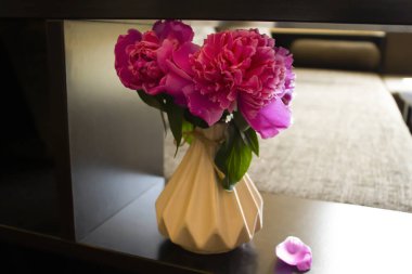 Odadaki vazoda şakayık çiçeği