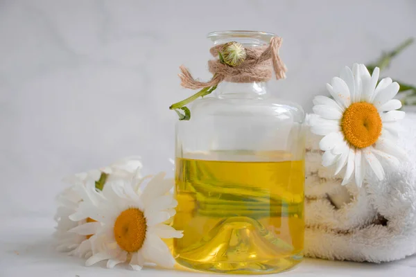 Oil Cosmetic Flower Chamomile Light Background — Stock Photo, Image