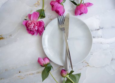 Boş tabak çiçekli şakayık mermer arka planda