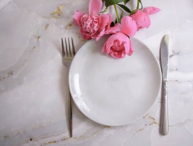 Boş tabak çiçekli şakayık mermer arka planda