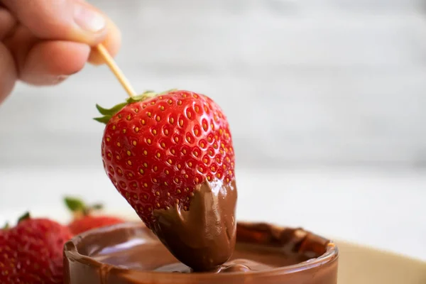 Fresas Frescas Chocolate Sobre Fondo Claro — Foto de Stock