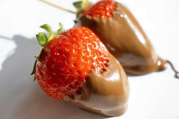 Frische Erdbeeren Schokolade Auf Hellem Hintergrund — Stockfoto