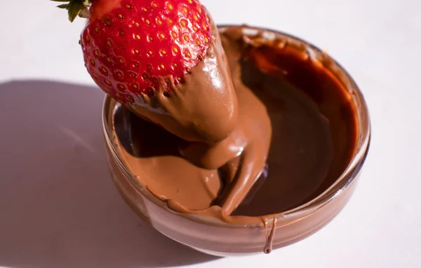 Morangos Frescos Chocolate Fundo Leve — Fotografia de Stock