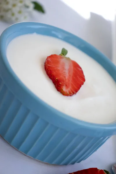 Čerstvý Jahodový Jogurt Světlém Pozadí — Stock fotografie