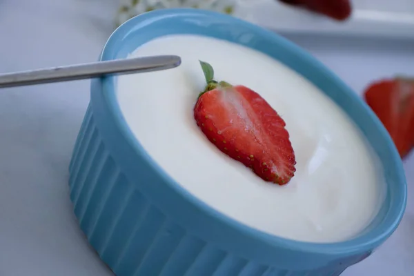浅色背景的新鲜草莓酸奶 — 图库照片