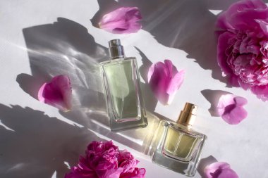 Parfüm şişesi, arka planda şakayık çiçeği.