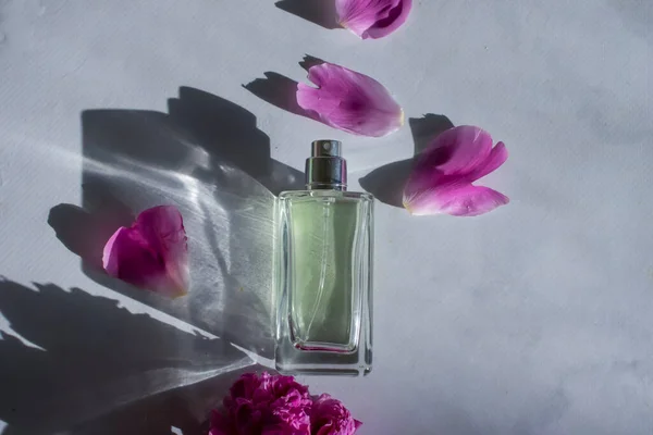 Perfume Bottle Peony Flower Light Background — Stock Photo, Image