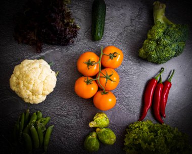 Eski arka planda taze sebze çeşitleri