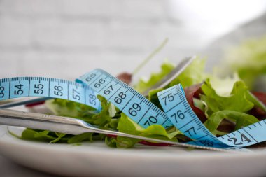 Marul tabakta şerit bırakır.