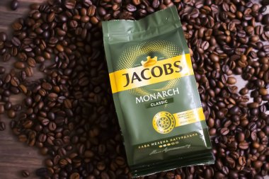 2 Haziran 2022 Ukrayna şehri Kyiv koyu arkaplanda bir paket Jacobs kahvesi