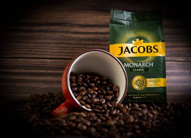 2 Haziran 2022 Ukrayna şehri Kyiv koyu arkaplanda bir paket Jacobs kahvesi