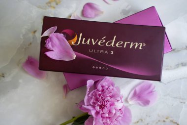 2 Haziran 2022 Ukrayna şehir kutusu Juvederm dolgusu, Allergan şirketi, ABD, çiçek