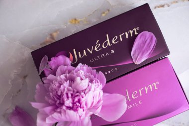 2 Haziran 2022 Ukrayna şehir kutusu Juvederm dolgusu, Allergan şirketi, ABD, çiçek