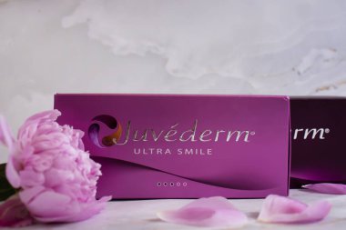 2 Haziran 2022 Ukrayna şehir kutusu Juvederm dolgusu, Allergan şirketi, ABD, çiçek