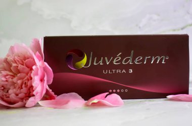 2 Haziran 2022 Ukrayna şehir kutusu Juvederm dolgusu, Allergan şirketi, ABD, çiçek