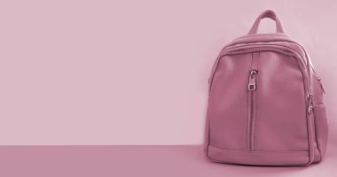 Renkli bir arkaplanda boş ışık çantası