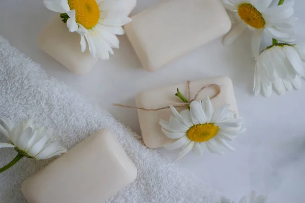 Doğal Sabun Açık Arkaplanda Papatya Çiçeği — Stok fotoğraf