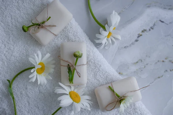 Φυσικό Σαπούνι Χαμομήλι Λουλούδι Ελαφρύ Φόντο — Φωτογραφία Αρχείου