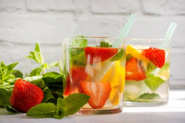 Çilekli limonata, nane, arka planda limon.