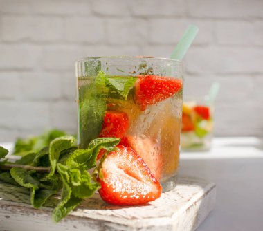 Çilekli limonata, nane, arka planda limon.