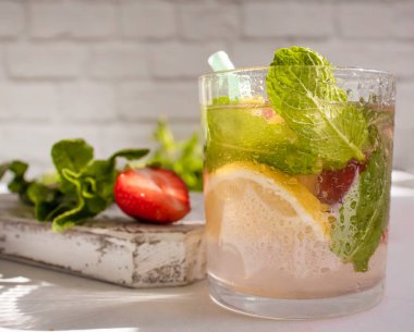 Çilekli limonata, nane, arka planda limon.